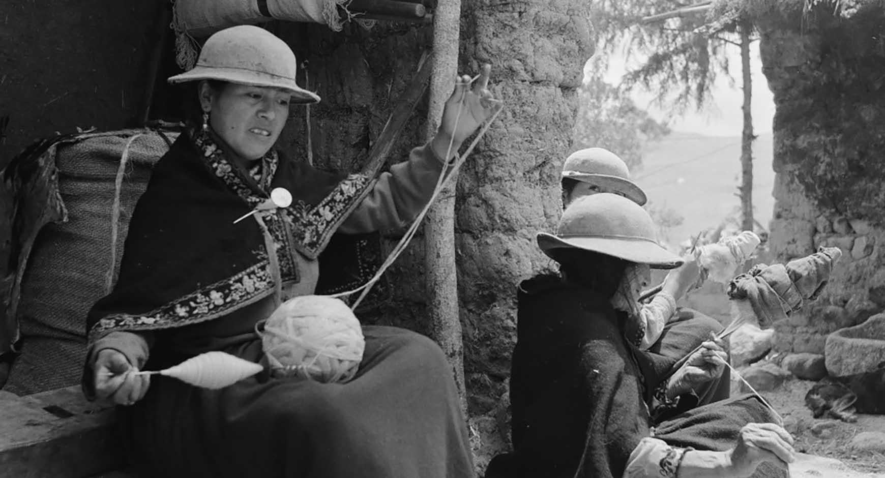 Women spinning wool, Juncal, Cañar, Ecuador; photo: Niels Fock/Eva Krener, 1973