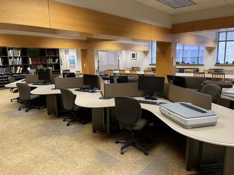 Row of desks at the Geology Library computer workstation